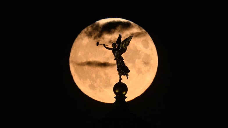 Heute Nacht kommt der Mond der Erde besonders nahe. Der "Supermond" wirkt riesig.