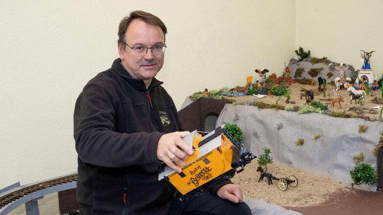 Nach der Arbeit an die Eisenbahn: Knut Meuche baut gemeinsam mit weiteren Bahn-Enthusiasten jedes Jahr eine neue Strecke für die Nickritzer Weihnachtseisenbahn auf.