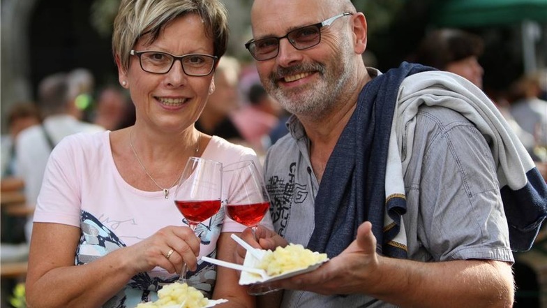 Wein und Fisch - ein Rosé und Forelle mit Kartoffeln - Roswitha Wadinsky aus Freital und Klaus Steinhäuser aus Pirna auf dem Weinfest.