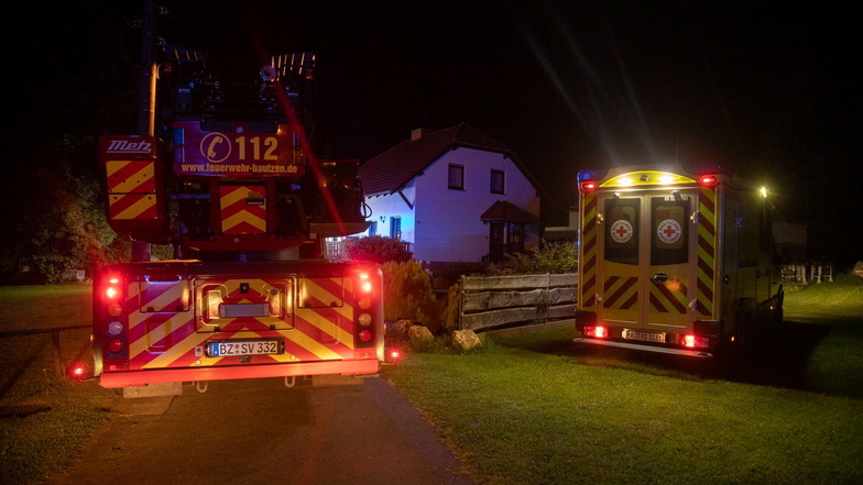 Zu einem Brand in einem Einfamilienhaus im Bautzener Ortsteil Stiebitz sind mehrere Feuerwehren am frühen Dienstagmorgen ausgerückt.