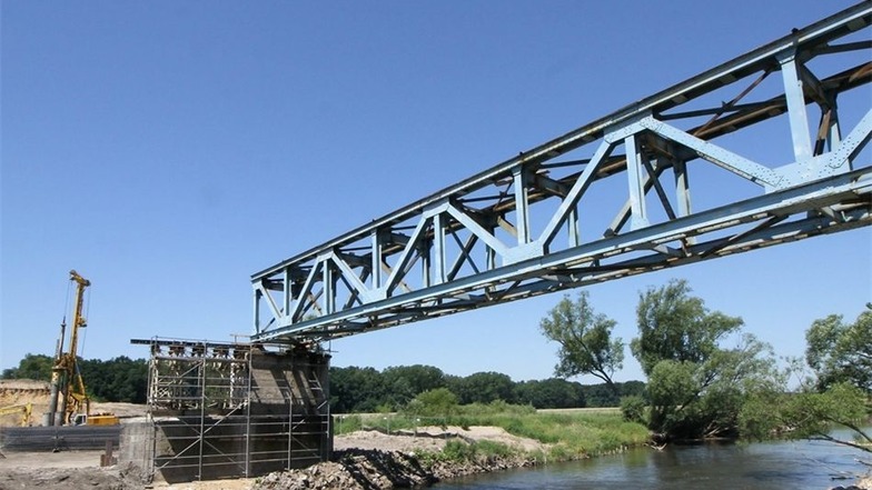 Altes muss Neuem weichen. Die Stahlträger der alten Bahn-Neiße-Brücke haben ausgedient. Die neue Brücke wird größer und hilft sogar der Umwelt.