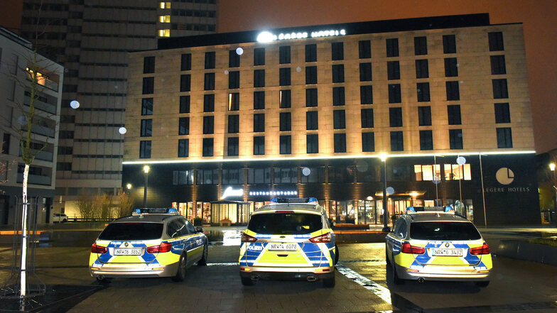 Polizeifahrzeuge stehen vor dem Bielefelder Hotel, dass wegen einer Bombendrohunggeräumt werden musste.