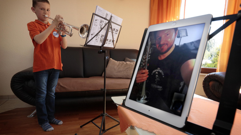Jonathan aus Friedersdorf bei Pulsnitz hat wegen Corona derzeit Trompeten-Unterricht via Internet. Lieber wäre ihm aber doch die Übungsstunde mit Lehrer Alexander Valnov in den Vereinsräumen des Oberlichtenauer Spielmannszuges.