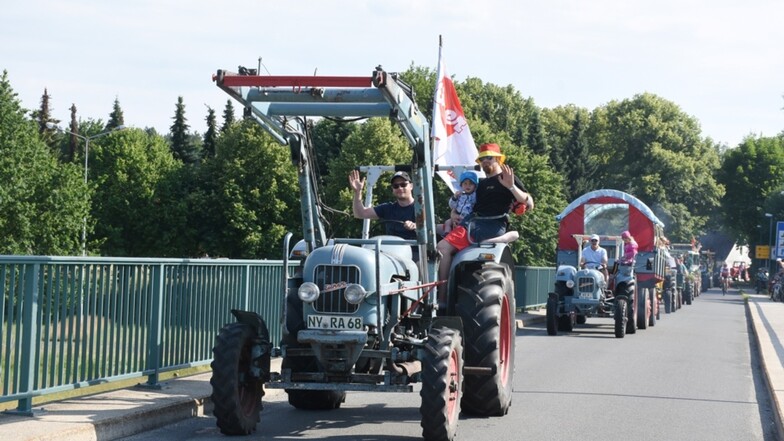 Die Teilnehmer am 8. Traktorentreffen in Klein Priebus rollen am Sonnabendnachmittag mit ihren Fahrzeugen über die Brücke Podrosche – Przewóz.