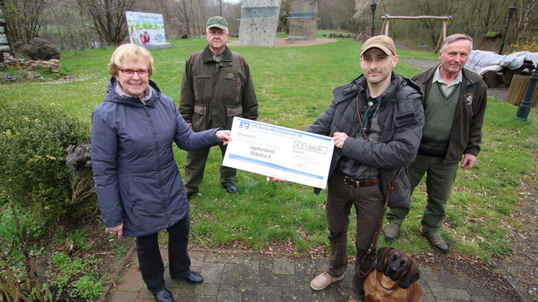 Carin Lau (von links) erhält einen Spendenscheck von Rainer Goldammer, Sascha Markus und Ralf Boitz-Hempel Vom Jagdverband Döbeln.