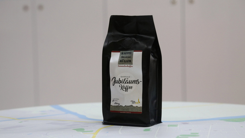 Den Riesaer Jubiläumskaffee aus Wildenhain gibt es in der Riesa-Information für 7,90 Euro.  