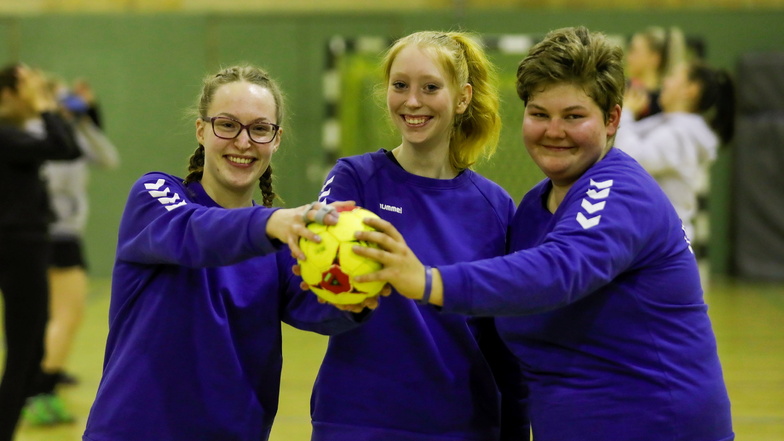 Laura, Linda und Alina gehören zur Damen-Handballmannschaft des OSV Zittau. Der Verein befürchtet wegen der neuen, höheren Hallengebühren einen Mitgliederschwund.