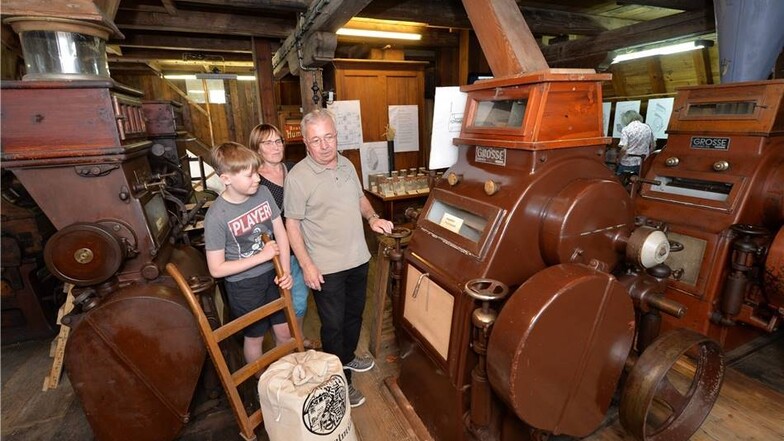 Wie viele andere technische Denkmale öffnete zum Mühlentag am Montag auch die Hummelmühle bei Kreischa ihre Türen. Hier schauen sich Christine und Günter Watzke aus Freital zusammen mit Enkel Leo die alten Walzenstühle an.