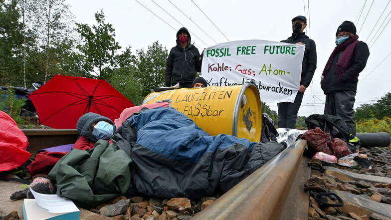 Klimaprotest mit Folgen: Mehrere Menschen waren am Montagmorgen auf das Gelände des Kohlekraftwerks in Jänschwalde im Süden Brandenburgs eingedrungen.