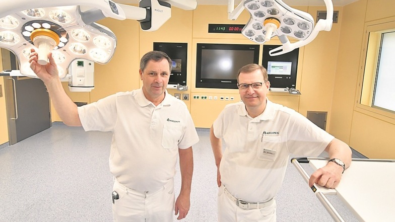 Dr.Jens Seifert (links) und Dr. Thomas-Peter Ranke in einem der beiden neuen OP-Säle.