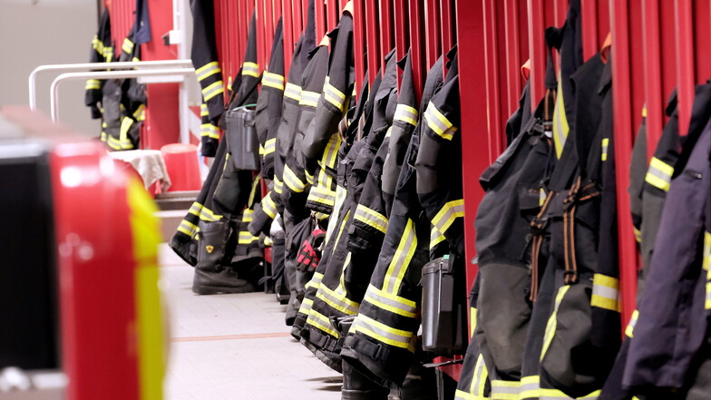 Die Einsatzmontur der Freiwilligen Feuerwehr Meißen musste dieses Jahr schon besonders oft angelegt werden.