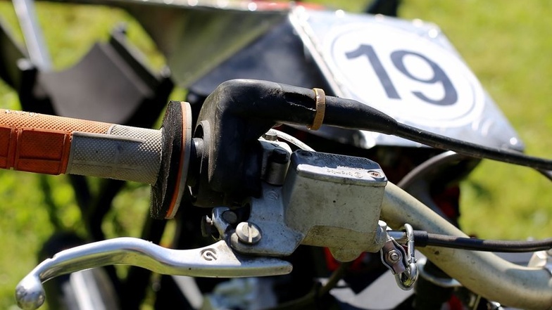 Der Lenker ist eines der wenigen Teile, die wie bei einem normalen Motorrad aussehen.