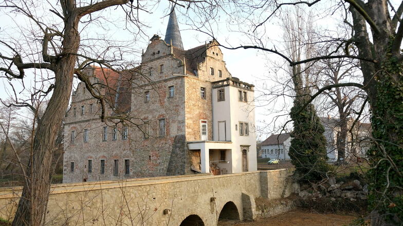 Das Wasserschloss in Oberau gehört zu den ältesten erhaltenen Schlössern dieser Art in Deutschland. Die Westbrücke wurde 2020 erneuert.