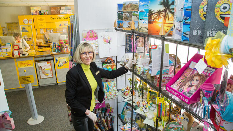Leiterin Petra Bartha bietet in ihrer Postfiliale in Niesky auch kleine Geschenke für Ostern an. Im Hintergrund Mitarbeiterin Iris Urban.