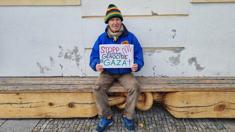 Dennis DuVall protestiert vor dem Radeberger Rathaus.