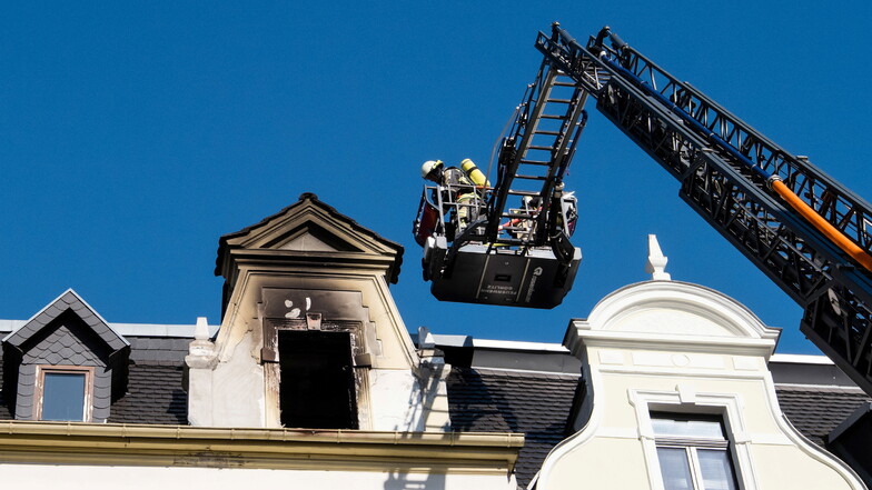 Von der Drehleiter aus inspizieren Feuerwehrleute am Dienstagmittag die Brandwohnung auf der Brautwiesenstraße 35. In der Wohnung befanden sich bei Ausbruch des Feuers keine Menschen.