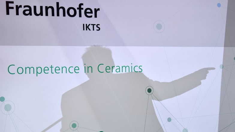 Die Fraunhofer Forschungseinrichtung CEM in Halle soll zum Jahreswechsel in das Fraunhofer-Institut für Keramische Technologien und Systeme (IKTS) mit Hauptsitz in Dresden integriert werden.