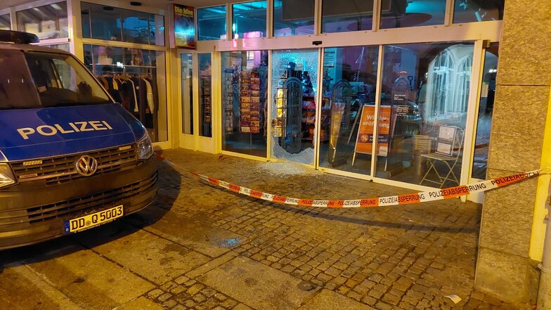 Die Polizei ermittelt zu einem Einbruch ins Döbelner City-Kaufhaus. Dabeio wurde die Eingangstür zerstört.