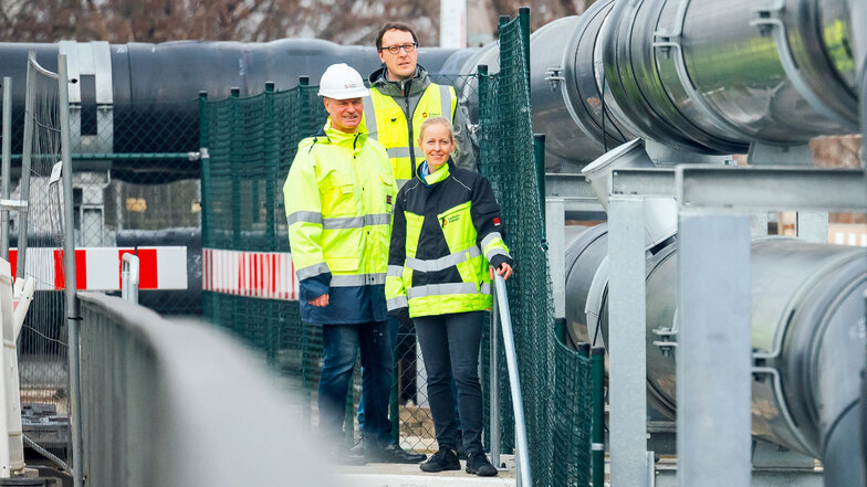 Rutger Kretschmer (l.),  Thomas Dorn und Franziska Graube-Kühne von Sachsen-Energie haben eine große Aufgabe an der Nossener Brücke vor sich. Denn dort beginnt dieses Jahr der Bau eines Fernwärmetunnels unter der Bahnstrecke.