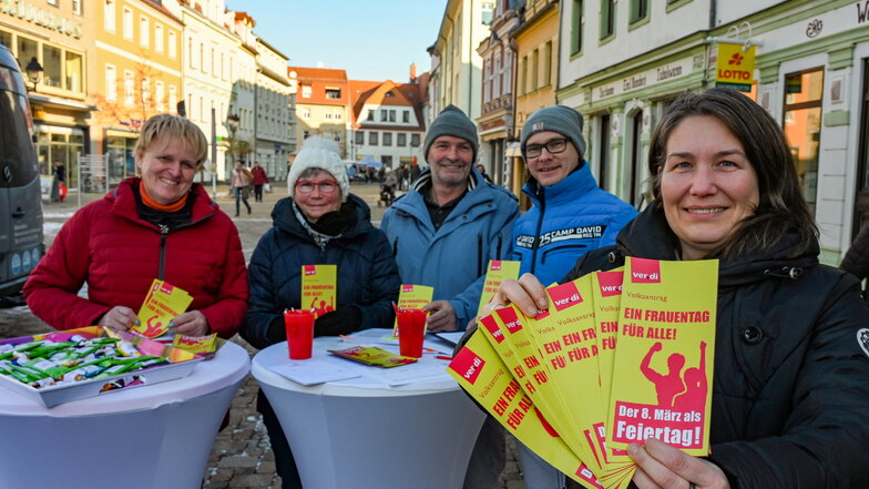 Beatrice Naumann, Petra Gelblich, Ingo Honolka (von links) sammeln gemeinsam mit Kathleen Bölke und Stadtrat Sylvio Kolb (SPD) Unterschriften auf dem Niedermarkt.