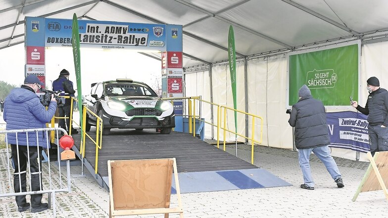 Rennpilot Armin Schwarz steuert mit seinem Ford Fiesta R5 eine Weltneuheit im Lenksystem.