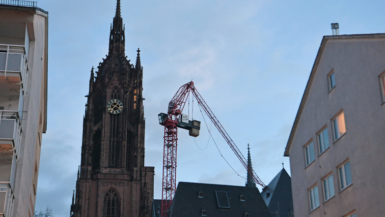 Der Ausleger eines Baukrans wurde von Sturmtief "Sabine" auf das Dach des Frankfurter Doms gerissen. 
