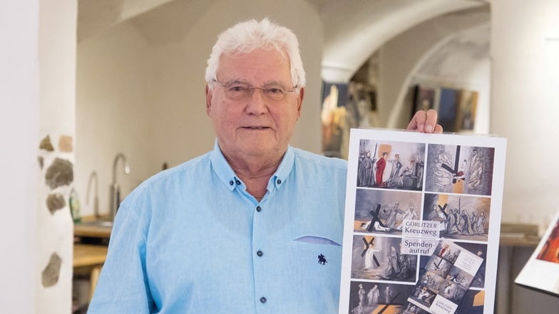 Ludwig Stalf mit einem Poster des Spendenaufrufs für den "Görlitzer Kreuzweg".