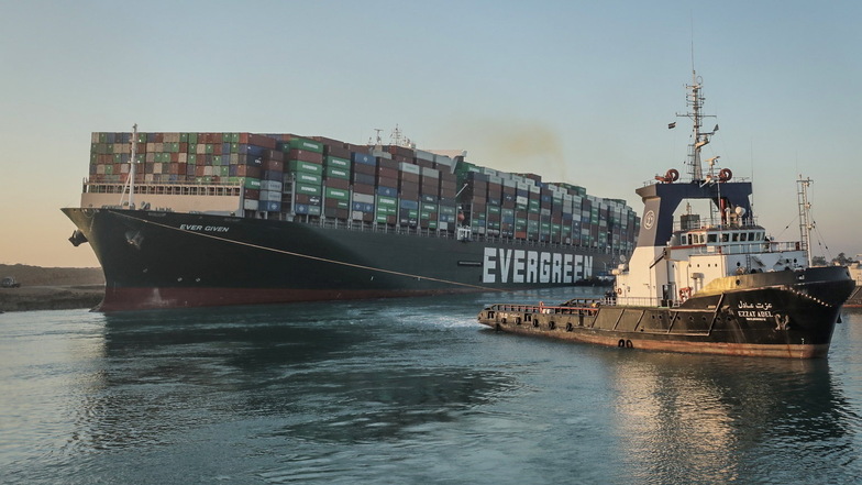 Schlepper arbeiten am Montag an der Freisetzung des auf Grund gelaufenen Containerschiffs "Ever Given" im Suezkanal. Nun ist das Schiff wieder flott.