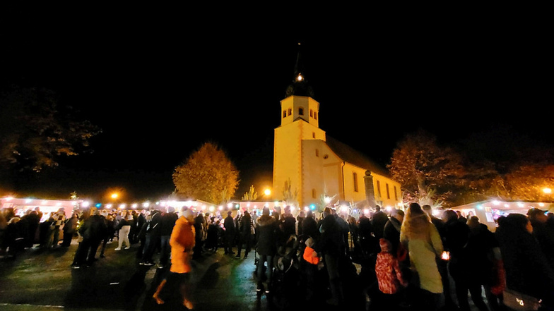 Hunderte Besucher verlebten auf dem Weihnachtsmarkt auf dem Dorfplatz in Groß Särchen ein paar beschauliche Stunden – mit der Kirche als Kulisse.