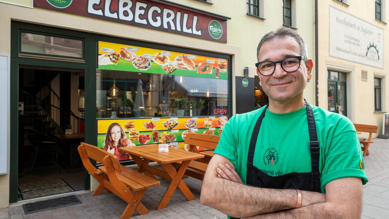 Reza Mohmedi vor seinem Elbegrill an der Flaniermeile Dohnaische Straße in Pirna. Für das Sandwich mit Grillfleisch, Salat und Soße aus seinem Imbiss gab es in der Jury-Wertung ein "sehr gut".