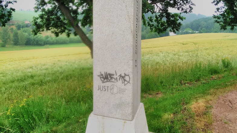 Nur kurz nach seiner Einweihung ist der Obelisk am Radweg zwischen Waldheim und Hartha beschmiert worden.