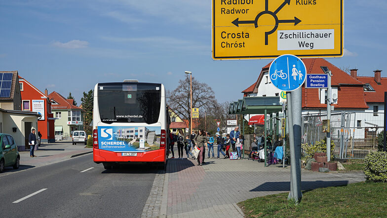Der Bus hat an dieser Haltestelle an der Thälmannstraße in Großdubrau keine Busbucht. Deshalb kann es hier keinen Fußgängerüberweg geben.