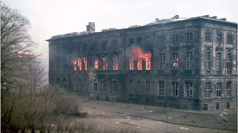 Das Japanische Palais am Neustädter Elbufer beherbergte bis 1945 den bedeutendsten sächsischen Bücherschatz. Walter Hollnagel fotografierte das Feuer im großen Lesesaal des Westflügels.