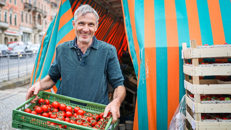 Ralf Naumann hat viele zufriedene Kunden auf dem Markt am Blauen Wunder. Doch er macht sich auch Sorgen um die Zukunft von kleinen Produzenten wie ihm.