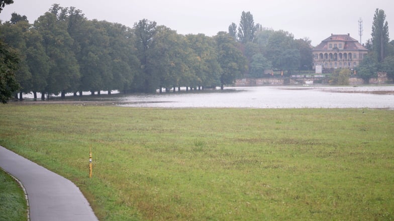 Auf Höhe von Schloss Übigau tritt die Elbe über die Ufer und flutet die Rinne.