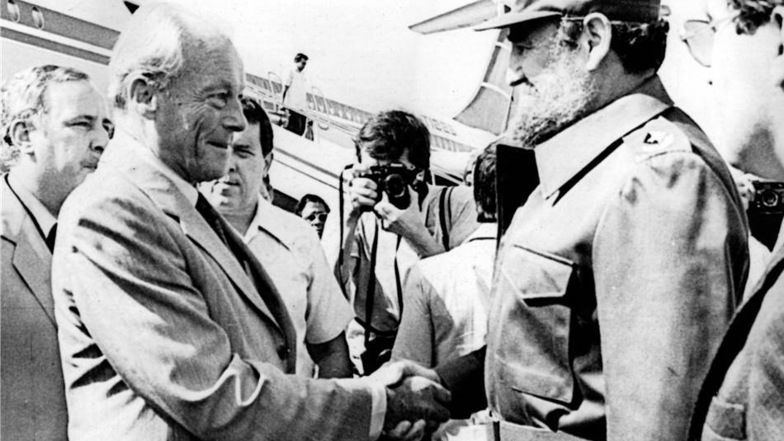 1984: Der SPD-Vorsitzende Willy Brandt bei seiner Ankunft auf dem Jose Marti-Flughafen von Havanna,