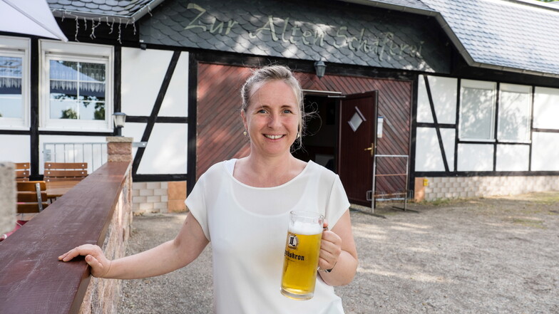 Monique Ranzinger, Inhaberin des Biergartens "Zur Alten Schäferei", serviert frisches Landskron vom Fass.