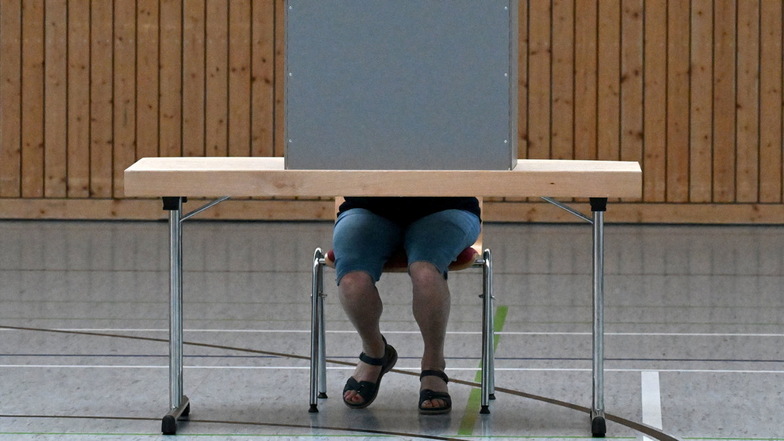 Nach der Landtagswahl im thüringischen Landkreis Sonneberg, den erstmals ein AfD-Kandidat gewann, ziehen die Parteien Bilanz.