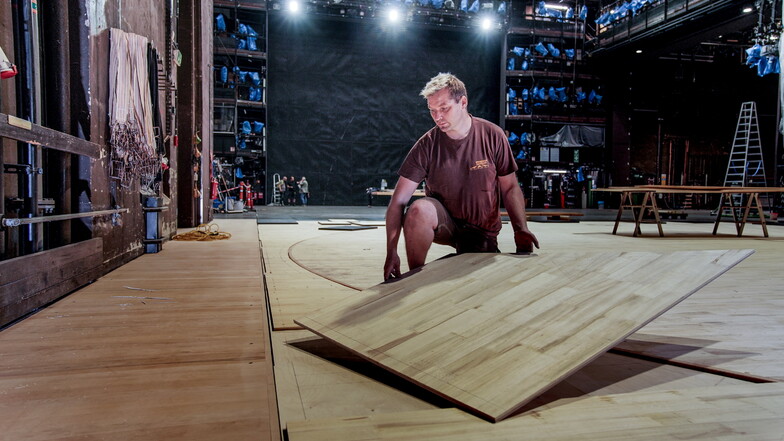 Dirk Lattermann verlegt die letzten Teile an der Drehbühne. Diese Woche führen die Bühnenbauer noch die abschließenden Arbeiten an der Oberfläche aus, so das Verschleifen.