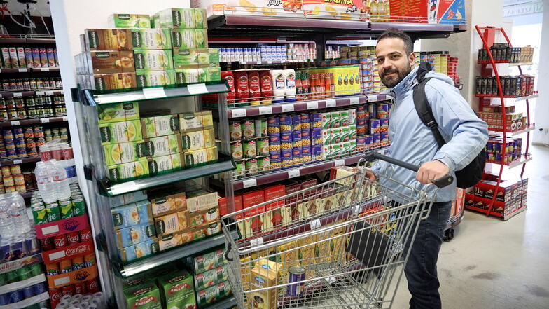 Achmed Hamwi ist einer der ersten Kunden im Aljazeera Minimarkt in der Bahnhofstraße.