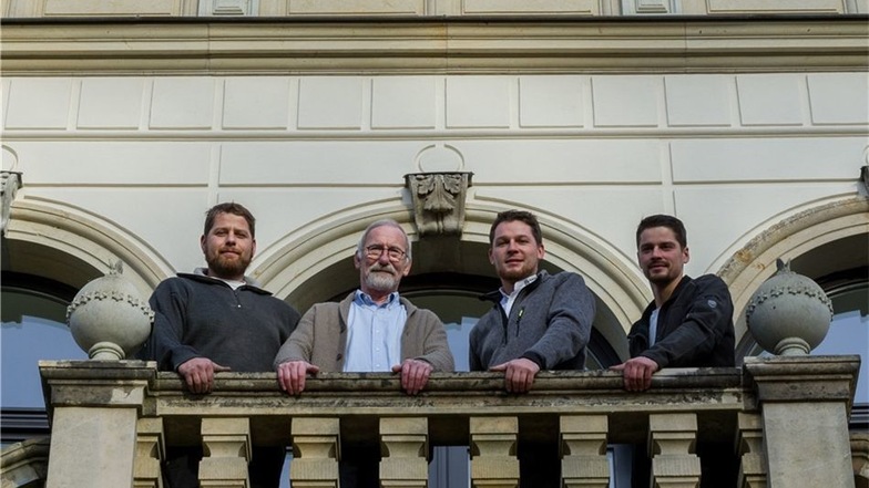 Die Fassade heute: Bauherr Torsten Schmidt (2. von links) mit Mario, René und Maik Slawick (von links).