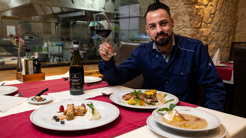 Alessandro Horrion ist Gastgeber und Koch in Dohna. Ein Glas Wein gehört dazu, egal was auf dem Teller serviert wird.
