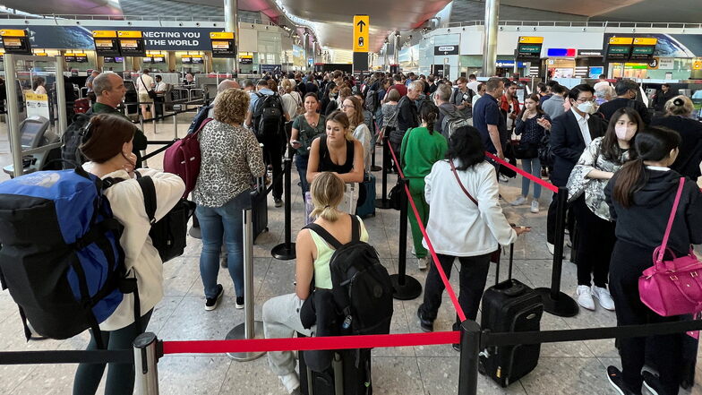 Reisende stehen an der Sicherheitskontrolle am Flughafen London-Heathrow an.