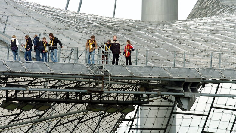 Spaziergänge auf dem Dach des Olympiastadions sind möglich - aber nur geführt und angeleint.