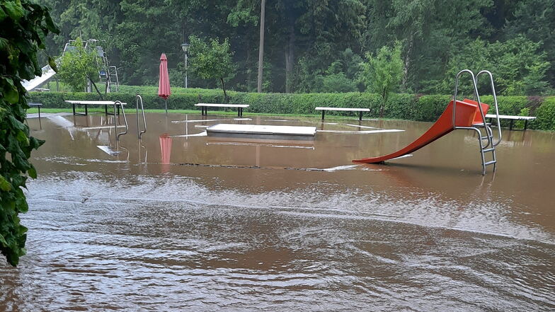 Starkregen hatte den Cunnersdorfer Bach am Sonnabend, dem 17. Juli, binnen Minuten anschwellen und über die Ufer treten lassen.