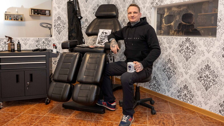 Erst mal einen Kaffee und mit den Leuten reden: Michel Bretschneider hat in Pirna ein Tattoo-Studio eröffnet.