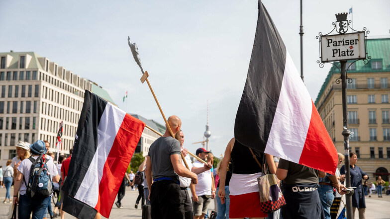 Künftig dürfen Behörden gegen Reichsk(kriegs)flaggen in Niedersachsen vorgehen.