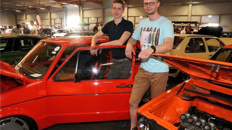Tomasz (l.) und Kamil sind mit ihren VW Golf aus Polen zur Ausstellung angereist.