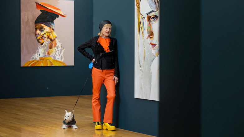 Cornelia Schleime in ihrer Ausstellung in der Städitschen Galerie Dresden