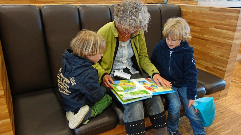 Die Bibliothek und der Mehrgenerationenhof Neukirch stellen Kindern, denen das Lesen schwer fällt, erfahrene Leser zur Seite.